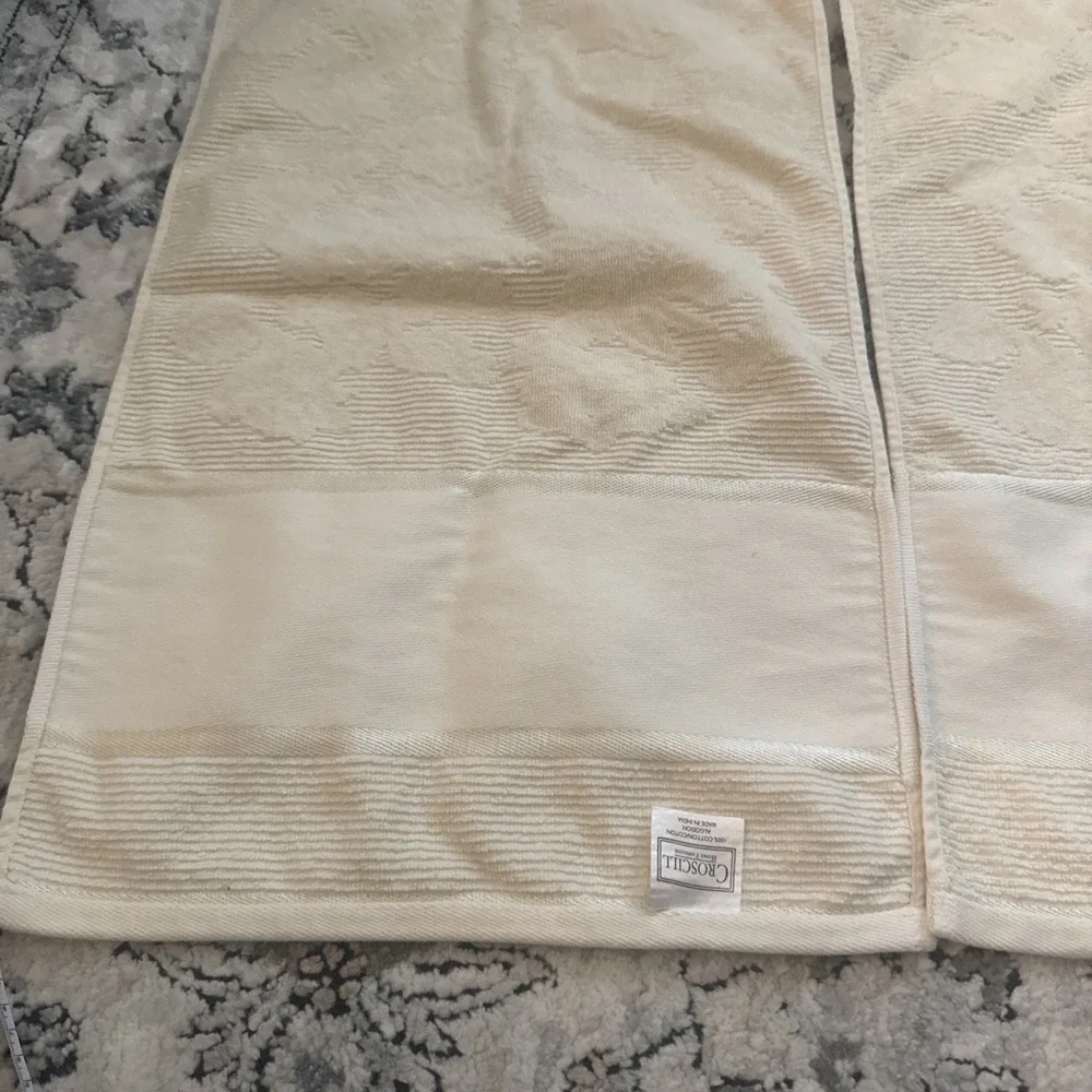 CROSCILL Home Fashions 2 Hand Towels Cotton Floral Decorative Mint condition